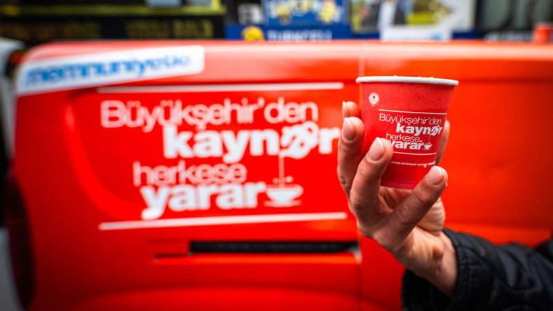 BÜYÜKŞEHİR’DEN SOĞUK HAVADA SICACIK ‘KAYNAR’ İKRAMI