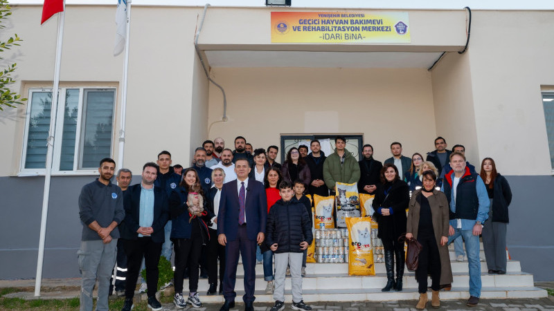 HAYVANSEVERLERDEN YENİŞEHİR BELEDİYESİNİN BAKIMEVİNE MAMA DESTEĞİ