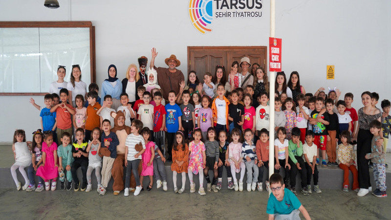 TARSUS’TA MİNİKLER TİYATRO İLE BULUŞUYOR