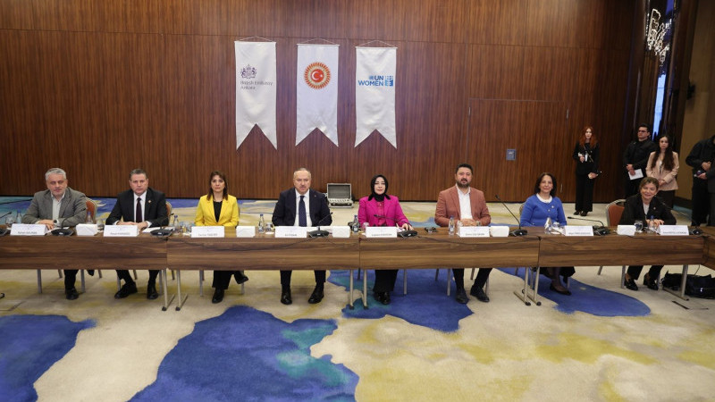 DİJİTAL ŞİDDET KADINLARIN SİYASETTE KALMA SÜRELERİNİ ETKİLİYOR