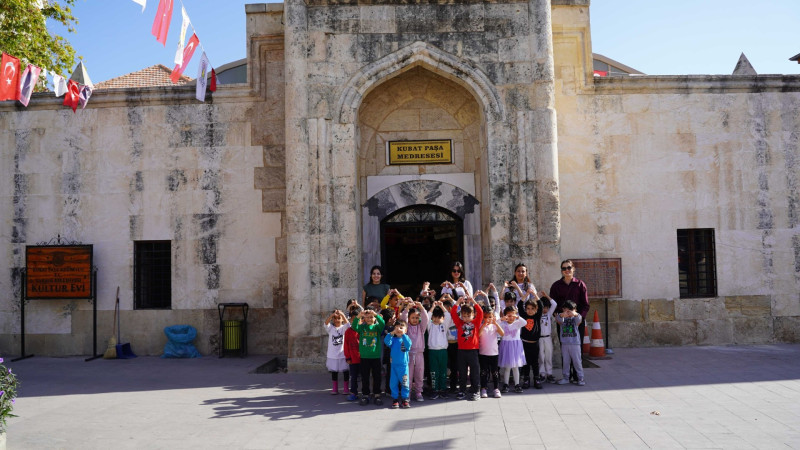 MİNİKLER TARİHLE BULUŞTU