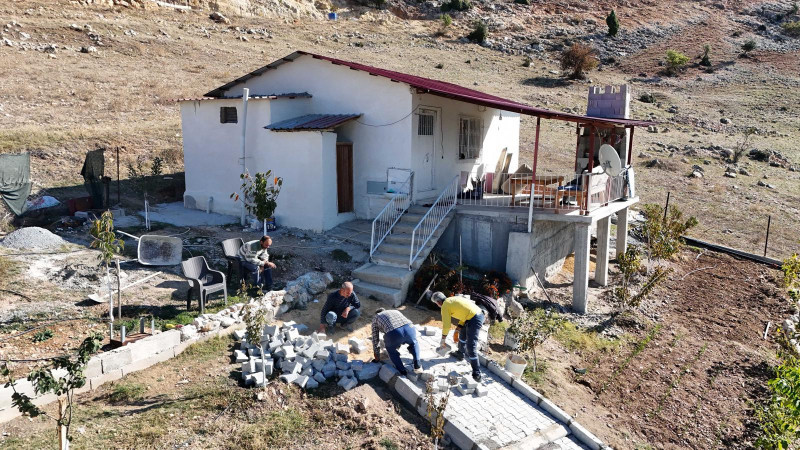 ÇUKURBAĞ MAHALLESİ’NDE ENGELLİ BİREYİN GÜVENLİĞİ İÇİN PARKE ÇALIŞMASI YAPILDI