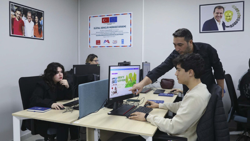 MERCEK’TE ‘DİJİTAL TASARIM VE CANVA’ KURSUNA YOĞUN İLGİ