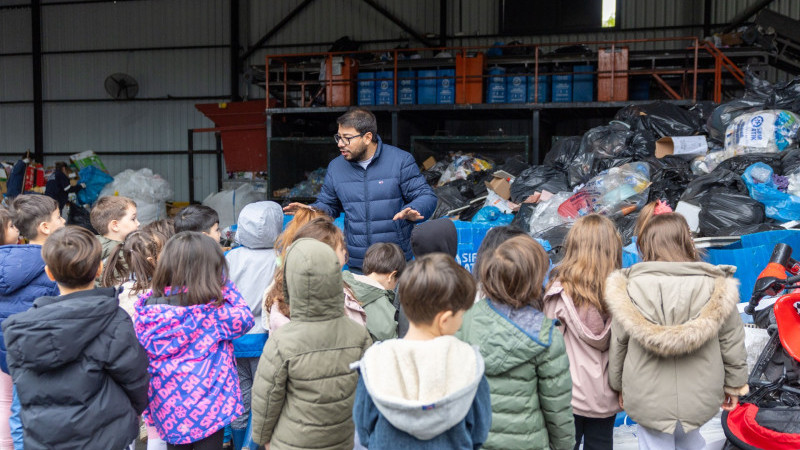YENİŞEHİR'DE MİNİK ELLER GERİ DÖNÜŞÜMÜ ÖĞRENİYOR
