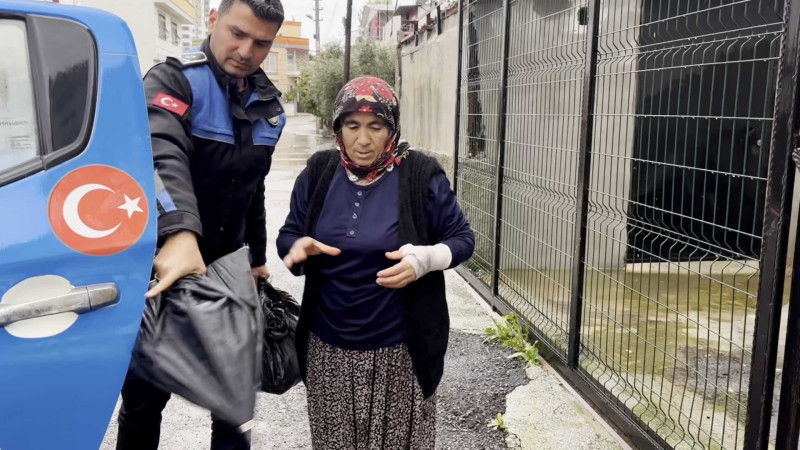 ZABITA EKİPLERİ SEL UYARISINDA VATANDAŞIN YARDIMINA KOŞTU