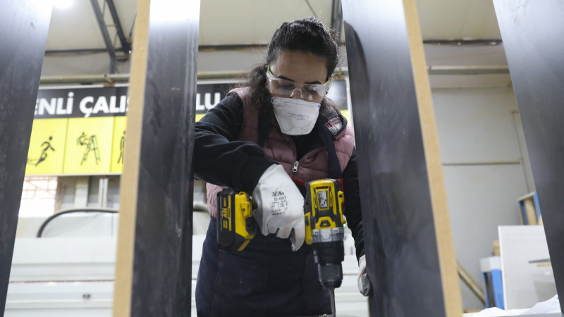 MERSİN BÜYÜKŞEHİR KADIN MOBİLYA USTALARI YETİŞTİRİYOR