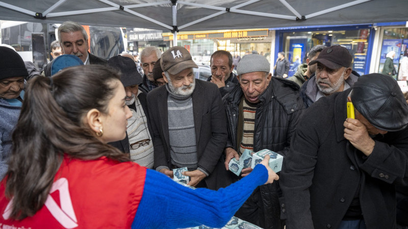 BÜYÜKŞEHİR BERAT KANDİLİ’NDE 15 BİN KANDİL SİMİDİNİ VATANDAŞLA BULUŞTURDU